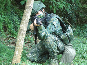 穿軍服 讚!
