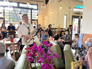 葉長緯先生與高雄建築同業舉辦音樂義演,捐贈20餘萬元給家扶推出紀念酒,鼓勵民眾認購捐款。(圖:馬祖家扶中心)