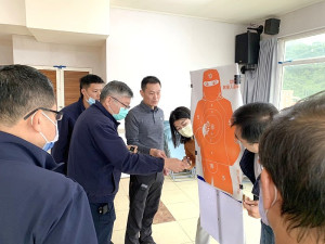 縣警局進行拋射式電擊器訓練,邀請保二總隊教官教授操作要領,以使警員們在遇到街頭亂鬥或商店暴力事件時能有效防制。(圖:連江縣警察局)