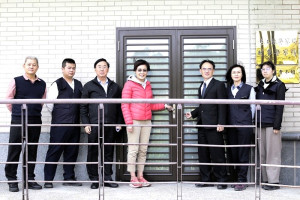 縣警局刑警隊大門元鐵捲門飽受風蝕且無法開啟,影響門面及洽公,議員林惠萍力促整建,新大門已於6日重新啟用。(圖:連江縣警察局刑警隊)