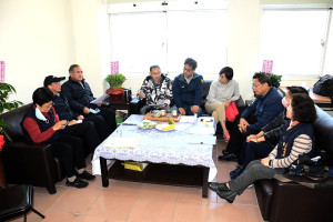 　鄉親反映北竿橋仔老人活動中心工程遲未完工，副議長周瑞國、議員陳玉發、陳書建、林惠萍、曹爾章7日邀集相關單位主管或代表說明。（圖／文：曹重偉）