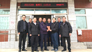　連江縣警察之友會理事長張永江贈送東引警察所工作加菜金，由所長陳志青代表接受。（圖：連江縣警察之友會）