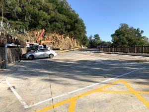 　交旅局完成鐵堡觀景平台及停車擴建與周邊停車格劃設，提醒民眾與旅遊業者遵守停車格秩序，以維行人安全。（圖／文：馮紹夫）