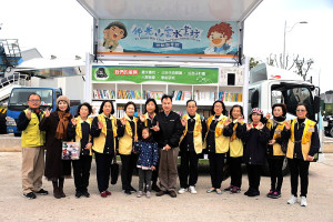 　佛光山捐贈給地區的「雲水書車」9日清晨運達馬祖，縣長劉增應前往碼頭迎接，佛光會馬祖分會10多人也到場表達歡迎。（圖／文：曹重偉）