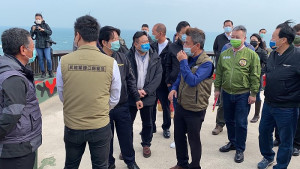 　副總統賴清德首訪東引，9日上午與民意代表茶敘座談暨參訪東引景點，讚美東引海岸景觀及特殊地貌。（圖：東引鄉公所）