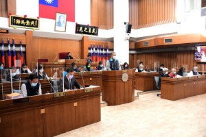 　縣議會進行審議本縣111年度地方總預算暨附屬單位預算案第二、三讀會，由聯席審查小組召集人陳書建上台報告審查結果。（圖／文：曹重偉）
