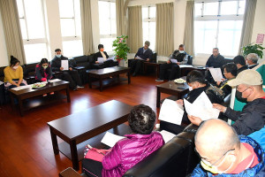 　仁愛村鄉親10餘人10日下午到議會國民黨團辦公室陳情，主要反映環資局未經通知及同意，於其私人土地開路施工，未受尊重及造成困擾。（圖／文：曹重偉）