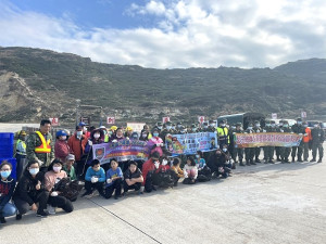 莒光鄉辦理擴大淨灘暨推廣環保教育宣導活動,軍民一起用實際行動,維護地區美麗的海岸線景觀。(圖:宋幸儒、莒光鄉公所)