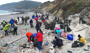 東莒後澳沙灘淨灘活動,軍民齊心復原海灣。(圖/文:蔡夢玲)