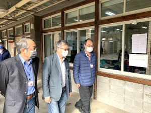 　110年特種考試地方政府公務人員考試11日起馬祖高中舉行，考試委員陳錦生在縣府秘書長張龍德等人陪同下巡視考場。（圖／文：馮紹夫）
