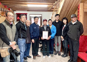 大木作匠師陳元元獲公告登錄本縣文化資產保存技術並認定為保存者，縣長劉增應11日下午前往拜訪並頒發文化資產登錄證書。（圖／文：曹重偉）