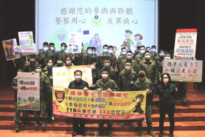 馬防部官兵與南竿警察所所長一同合影留念。(圖/文:程婉琳)
