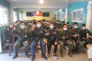 官兵與調查官一同合影留念。(圖/文:何蕙圳)