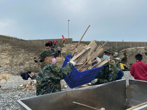 官兵將漂流木集中處理,維護環境整潔。(圖/文:陳冠雯)