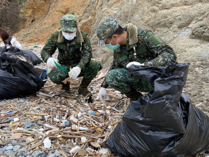 官兵撿拾漂流垃圾的同時,將垃圾仔細分類。(圖/文:陳冠雯)