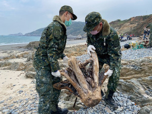 官兵協力搬運漂流木,熱心參與淨灘活動。(圖/文:陳冠雯)