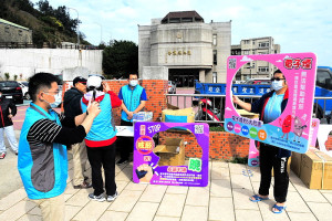 　衛福局主動下鄉舉辦菸害防治宣導，深入社區進行戒菸好處多、永遠不嫌晚，按讚拍照留言活動；7場次下來有近千位民眾參與。（圖／文：曹重偉）