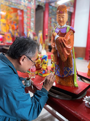 東引天后宮,大大小小神像有40尊之多,近來進行修護,為其恢復神采。(圖/文:陳其敏)