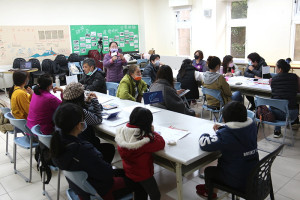 　在地文史工作者游桂香分享馬祖飲食的風土新可能，帶領馬媳說出自己的故事，讓馬媳風土餐再進化。（圖／文：吳嘉榮）