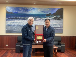 交通部公路總局長許鉦漳協助馬祖各項交通建設,縣長劉增應頒發榮譽縣民證,感謝任內為馬祖所做貢獻。(圖:連江縣交通旅遊局)