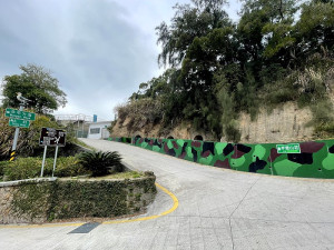 　芹壁龍角峰廟的上村入口處沒有清楚的指示路標，地方建議設置固定式指示牌。（圖／文：陳鵬雄）