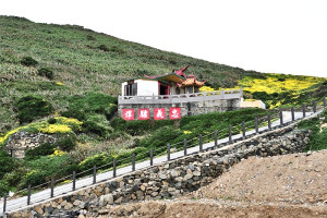 　西引島清水澳忠義廟下方「忠義驃悍」，改以架構端正、筆畫平整的標楷體呈現，凸顯精神標語的雄壯氣勢。（圖／文：陳其敏）