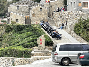 　近期遊客增加，芹壁南面山再度出現車滿為患的景象。（圖／文：陳鵬雄）