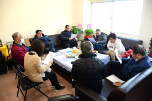 　連江縣議會第7屆第6次定期大會14日繼續議案審查議程，議員邀請交旅局長林長青、連江航業董事長朱秀平等議會國民黨團辦公室進行協商。（圖／文：曹重偉）