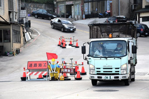　工務處執行人孔、手孔降挖工程，目前施工進度至福澳村口路段，路面縮減且車流量大，籲請駕駛朋友經過施工路段務必小心慢行。（圖／文：曹重偉）
