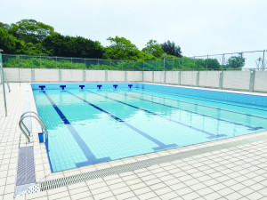 　北竿室外游泳池規劃加裝活動式遮陽網，泳客夏季大太陽也不怕被晒。（圖：本報資料室）