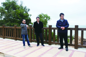 　民間業者反映鐵堡旅遊區相關設施不完善，副議長周瑞國、議員曹爾章邀交旅局副局長劉性謙說明，並共同前往鐵堡現勘改善方式。（圖／文：曹重偉）