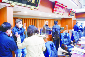 　議長張永江敲下議事槌，象徵縣議會第7屆第6次定期大會劃下句點；縣府局處首長向議員們握手致意，感謝支持與指教。（圖／文：曹重偉）