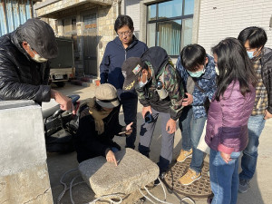 　連江縣文資審議委員會前往橋仔現勘康熙年間的石界碑，並將石碑暫移至五間排歷史建築內。（圖／文：陳鵬雄）