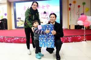 連江縣婦女會東引鄉分會舉辦歲末年終聯誼餐會,副縣長王忠銘、議長張永江等人到場共襄盛舉,氣氛熱絡。(圖/文:陳其敏)