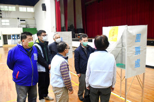 　公投投票日終於來臨，縣選委會17日下午由總幹事曾玉花會同選監警等單位人員，先後前往南竿各投開票所檢視佈置情況及動線規劃。（圖／文：曹重偉）