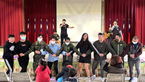 莒光守備大隊聖誕節軍民聯歡會,精彩的表演節目及摸彩活動,讓大家度過一個愉快的週末下午。(圖/文:宋幸儒)