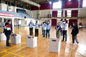 　連江縣110年公民投票落幕，總投票率為26.71%；縣選委會上午由代理主委張龍德會同選監警等單位人員先後前往南竿各投開票所關心。（圖／文：曹重偉）