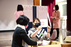 110年全國性公投案第17案至第20案投票,東引鄉投開票所開票情況。(圖/文:陳其敏)