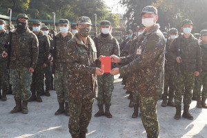 指揮官頒發工作獎金,慰勉官兵辛勞。(圖/文:陳冠雯)
