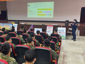 連江縣南竿警察所講師宣導罰責。(圖/文:倪育傑)