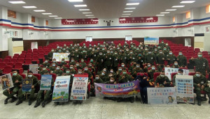 馬防部官兵與南竿警察所同仁合影留念。(圖/文:倪育傑)