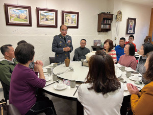 指揮官感謝志工媽媽無私付出輔導官兵。(圖/文:莊媛婷)