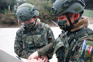 馬防部官兵實施探空作業。(圖/文:賴閩蝶)