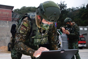 馬防部官兵認真操作,確保任務順遂。(圖/文:賴閩蝶)