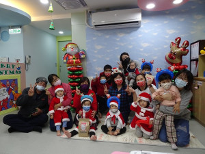 西莒社區公共托育家園迎接聖誕節,舉辦「2021愛你愛你聖誕PARTY」,邀請鄉長、爸爸媽媽和哥哥姐姐們一起同樂。(圖/文:宋幸儒、西莒社區公共托育家園)