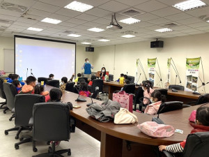 環境教育向下紮根,介壽幼兒園藍天班師生一行前往環資局戶外教學,瞭解垃圾分類、垃圾處理過程及垃圾轉運等業務。(圖:連江縣環資局)
