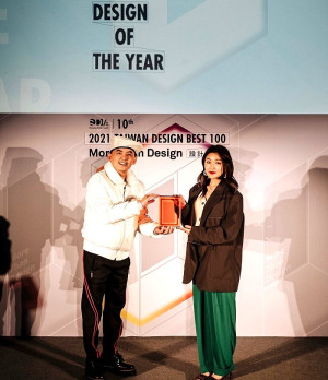 臺灣年度設計大獎《Shopping Design》雜誌Taiwan Design BEST 100頒獎典禮,東引蔡沛原(右)接受年度設計獎,頒獎人黃子佼(左)。(圖:東引圖亞圖創意工作室公司、東引鹹味島合作社)
