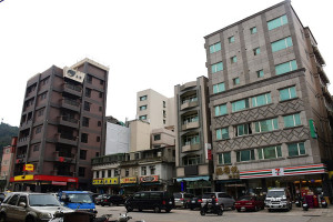　111年公告土地現值平均漲幅2.55％，公告地價平均漲幅則為2.30%，地王再度由南竿鄉介壽廣場東側商業區蟬聯，八方雲集最高。（圖／文：曹重偉）
