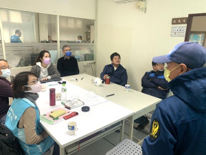連江縣地政局召開占用國有土地收取補償金會議,國產署主任張翠芳協助民眾受理案件。(圖/文:馮紹夫)