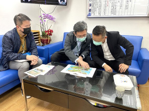 民航局場站組向立委陳雪生國會辦公室說明塘后道機場車行箱涵高度改善方案評估。(圖:陳雪生國會辦公室提供)